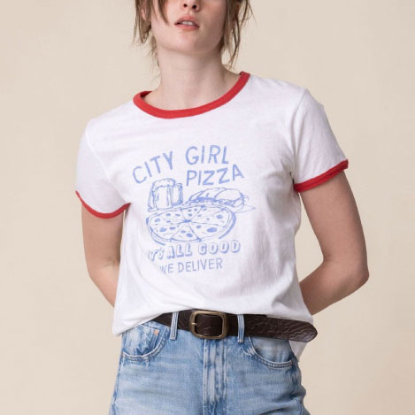 「マザー」のTシャツと楽しむハーフパンツスタイル
