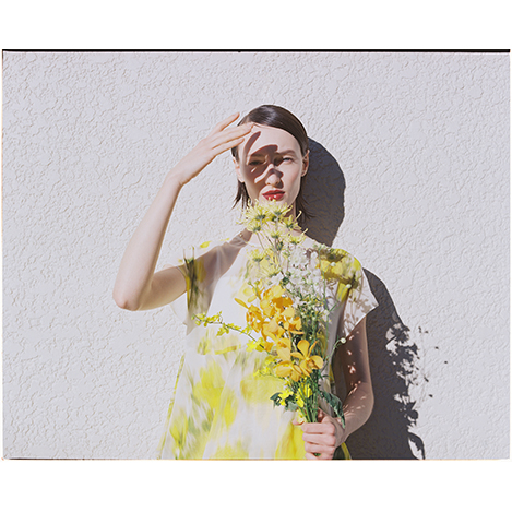 26SS シーズンのADORE は自然の中で大きく花が開花するような、自然の力強いエネルギーを表現。