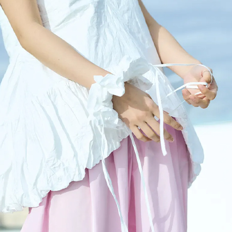 大人の女性が纏う「甘いシルエット」