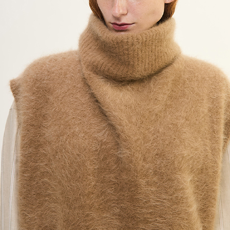 ホリデー気分を高めるフラッフィーベストと、まるで本物のようなプリント「POCHETTY」のポーチやポシェットでホリデー気分を高めて。