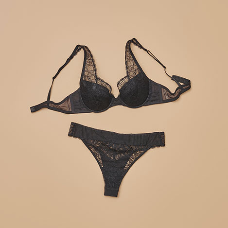 Tシャツから見えても大丈夫。品よく魅せる大人のレースランジェリー!