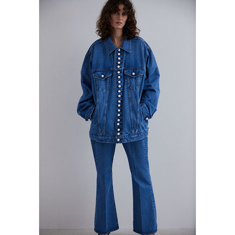 「チノ」のパールデニムジャケットと楽しむ、洗練のデニムセットアップ