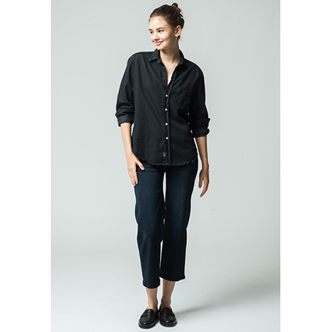 秋の装いにブラックデニムをプラスして