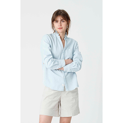 フリルで魅せる、大人のデニムシャツ