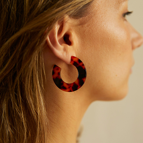 シーズンムードを高める「バイ サン・スワサント・キャトル パリ」の最新アクセサリー