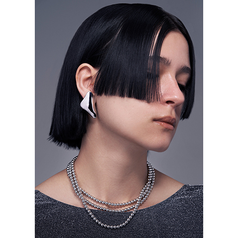 ロックマインドをのぞかせて。「イリスフォーセブン」の新作“chic rock”コレクション