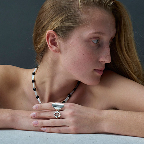 美しく機能的に映える夏の帽子&ジュエリー。「イリスフォーセブン」の新作“ilios”