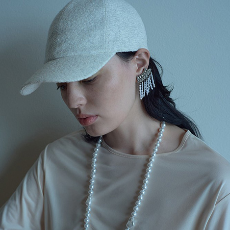 ジュエリーとも好相性! 「イリスフォーセブン」の気品漂うキャップ&ハットコレクション