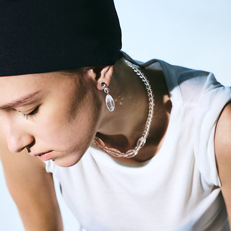 透明感溢れる「イリスフォーセブン」のクリスタルジュエリー