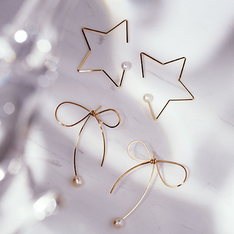 「ナチュラリ ジュエリ」からエル・ショップ限定のラッキーモチーフピアスが登場