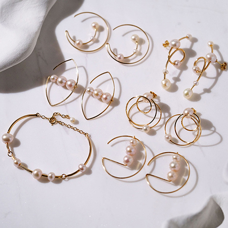 視線をさらう曲線マジック。「ナチュラリ ジュエリ」が贈る“夏映えジュエリー”のご褒美