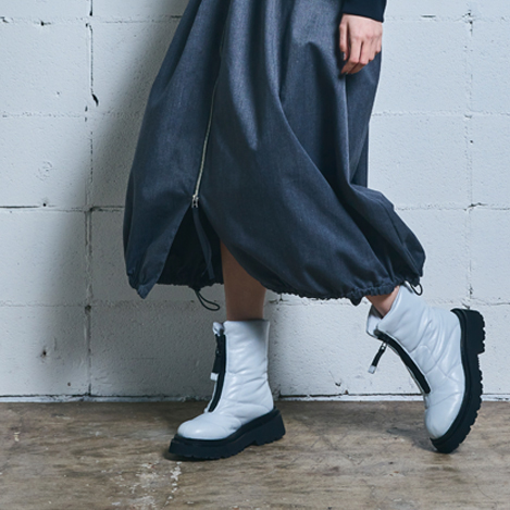 シルエットで差をつける、モードな厚底ショートブーツ