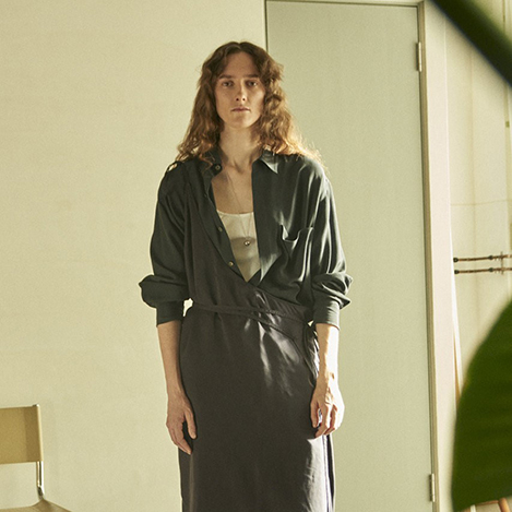 晩夏からロングシーズン活躍する「イレーヴ」のお役立ちトップス