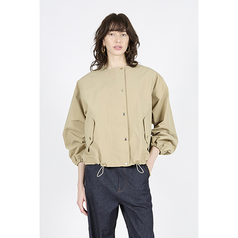 雨の日に活躍する「マッキントッシュ」の高機能な洗練アウター