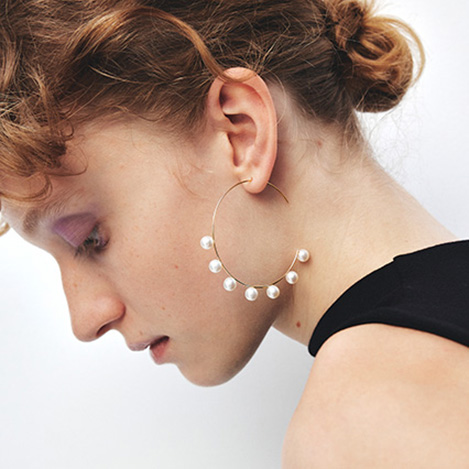 春の空気に溶ける、パールとゴールドのしなやかな調和