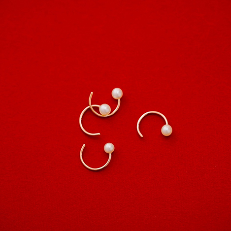 日常に寄り添う「カオル」のモダン&シンボリックなピアスコレクション