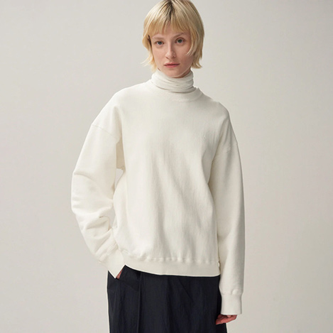 抜け感を纏う「エイトン」のコート&裏毛スウェット