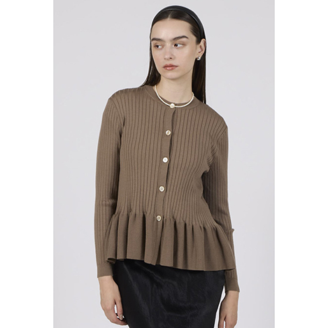 上質な心地よさを纏う。「スローン」この秋の本命ニット4選