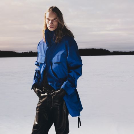 春を軽やかに彩る、洗練のライトアウター