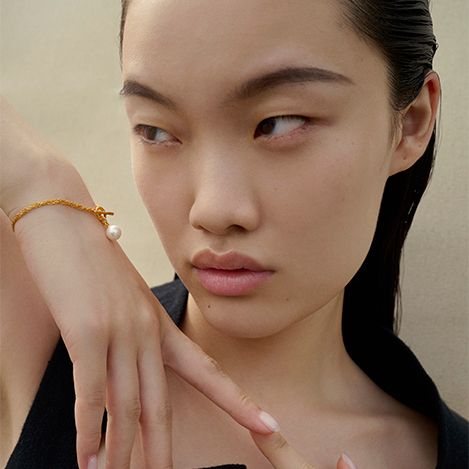 フォーマルからオフィススタイルにも活躍するパールアイテム