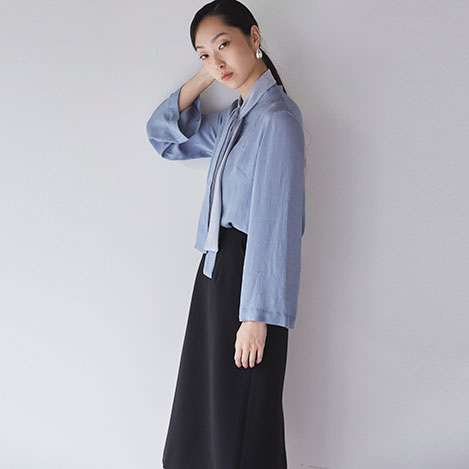 ボトムスを選ばない「ザ ライナー」シンプル華やかな新作ブラウス