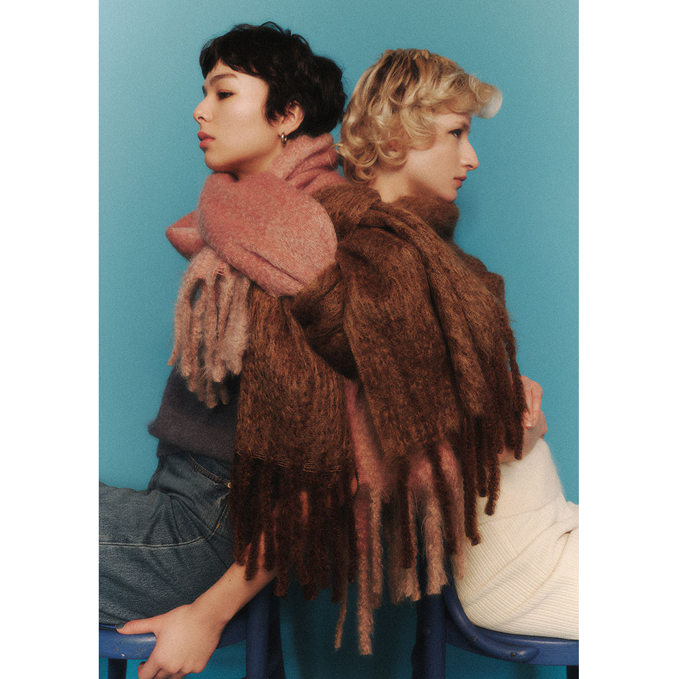 暖かさとトレンド感を両立。冬の装いをアップデートする「スロー」のショール&ネックウォーマー