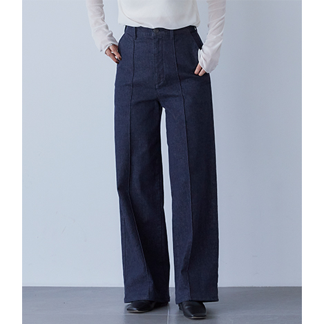 クリーンな着こなしを叶えるタックパンツ