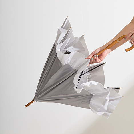 雨の日も晴れの日も、品よく彩る傘。