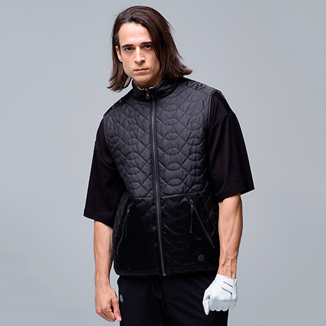 ゴルフからデイリーまで幅広いシーンで活躍するリバーシブルダウンベスト