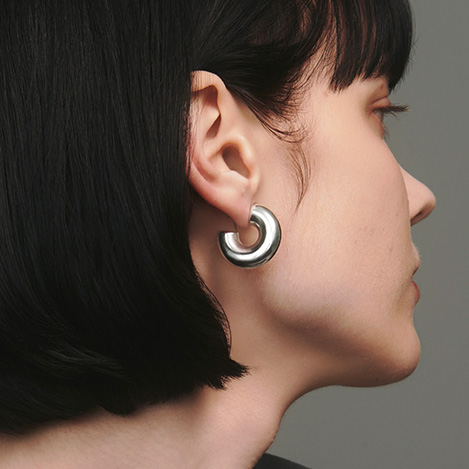 凛とした輝きを纏う「クイップ クエイント」のシルバーピアス