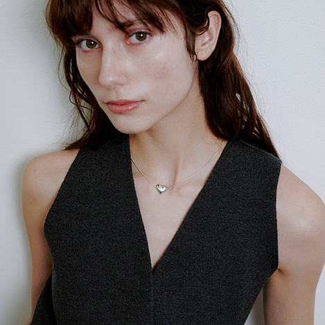 甘さを削いだ「大人のための洗練ハートジュエリー」