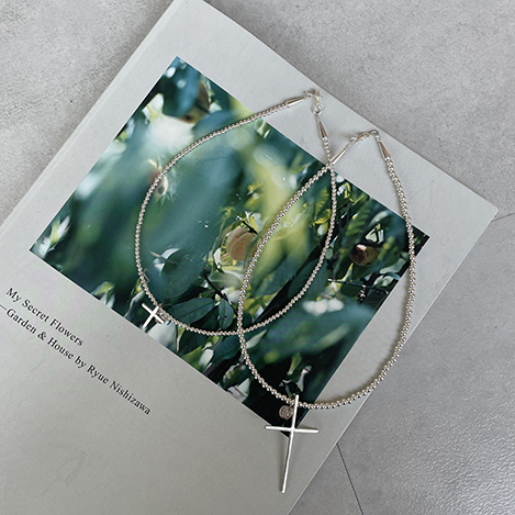 オニキスとクロスが彩る「エリッカ ニコラス ビゲイ」のペンダントトップ