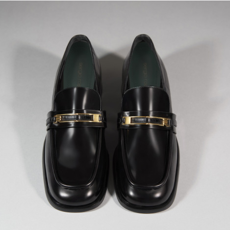 ”蝶番”のディテールが印象的なローファー