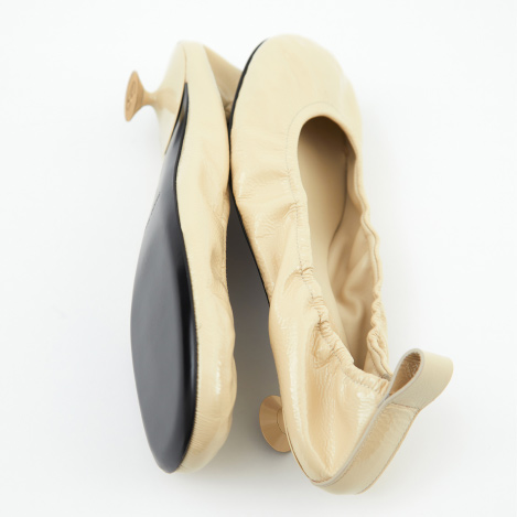 ユニークなヒールシェイプでバレエスタイルをアップデート