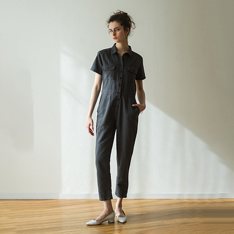 この夏注目の一枚で決まるジャンプスーツ