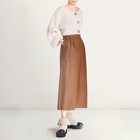 冬のワードローブに欠かせない、名作スエードパンツ＆ベロアパンツ