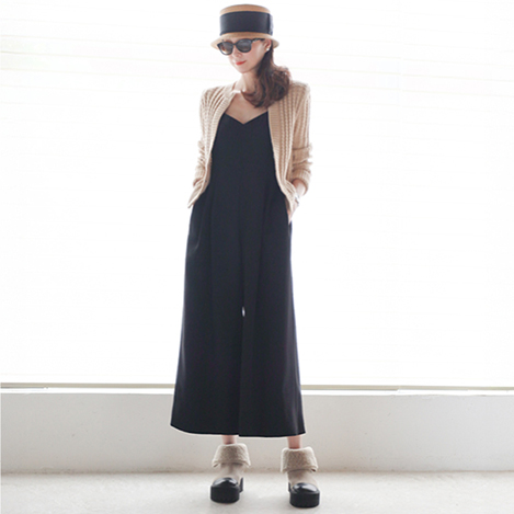 真夏日に重宝する、軽やかで持ち運びやすい羽織りアイテム