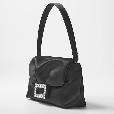 大人の装いに寄り添う、上品ブラックアイテム