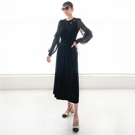 秋風に揺れる、優雅なドレープと快適さを纏う新作