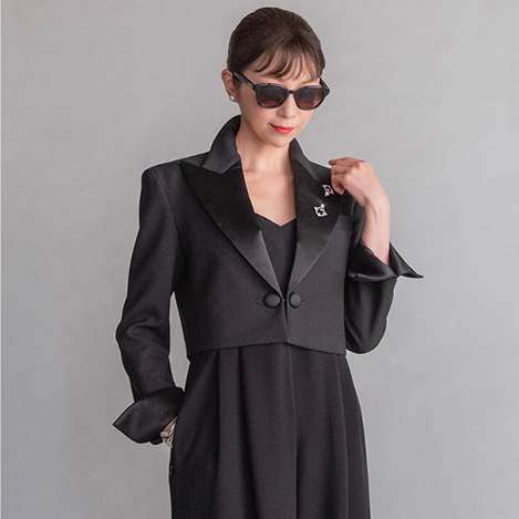 ホリデーシーズンを彩る大人の装い、洗練のパーティスタイル