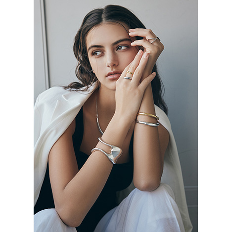 研ぎ澄まされたモードな輝き。初夏にまとう「プラス ヴァンドーム」のメタルジュエリー