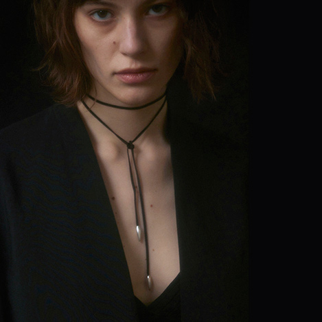 秋のスタイリングにプラス「レム」のシルクコードチョーカー