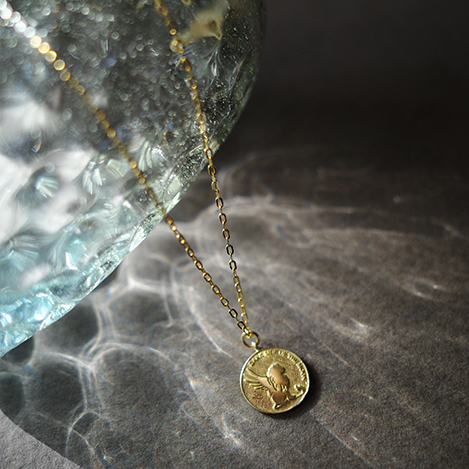 冬肌に寄り添う「レム」のミニマムネックレス