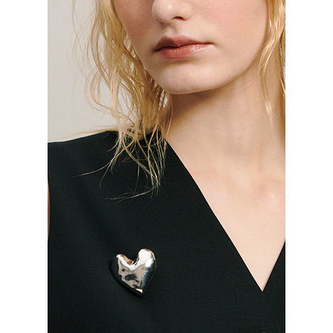 スタイルに差がつく「メゾンドパルス」のブローチコレクション