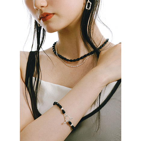 「メゾンドパルス」が導く大人のためのサマーブラックジュエリー