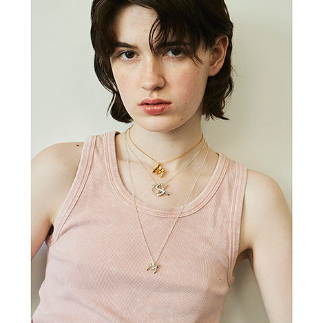 「メゾンドパルス」のアルファベットネックレス