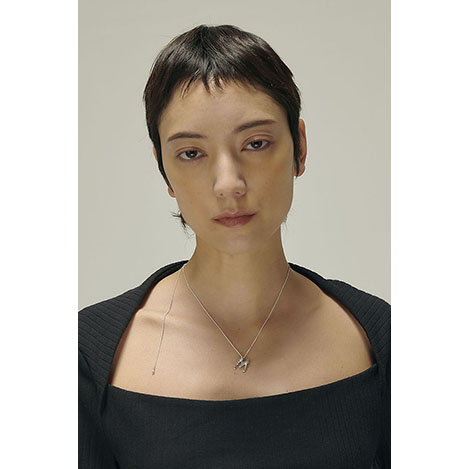 大人の所作に静に輝く「揺れ感ジュエリー」