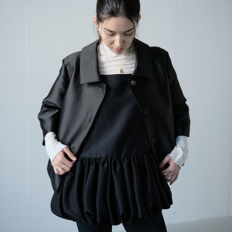 構築的でありながら、女性らしい。j.(ジェイドット)のジャケットという選択