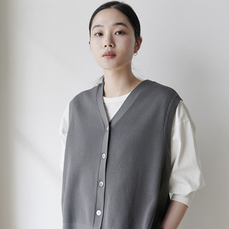 【シャツやカットソーの上にONして楽しむ】ジレコーデ特集