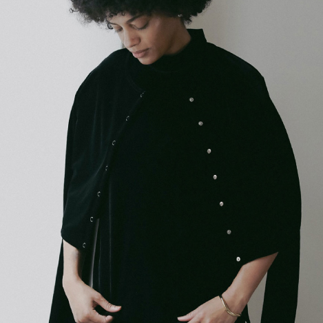 やわらかな光沢を纏って。ベロアで叶える上質な秋のワードローブ